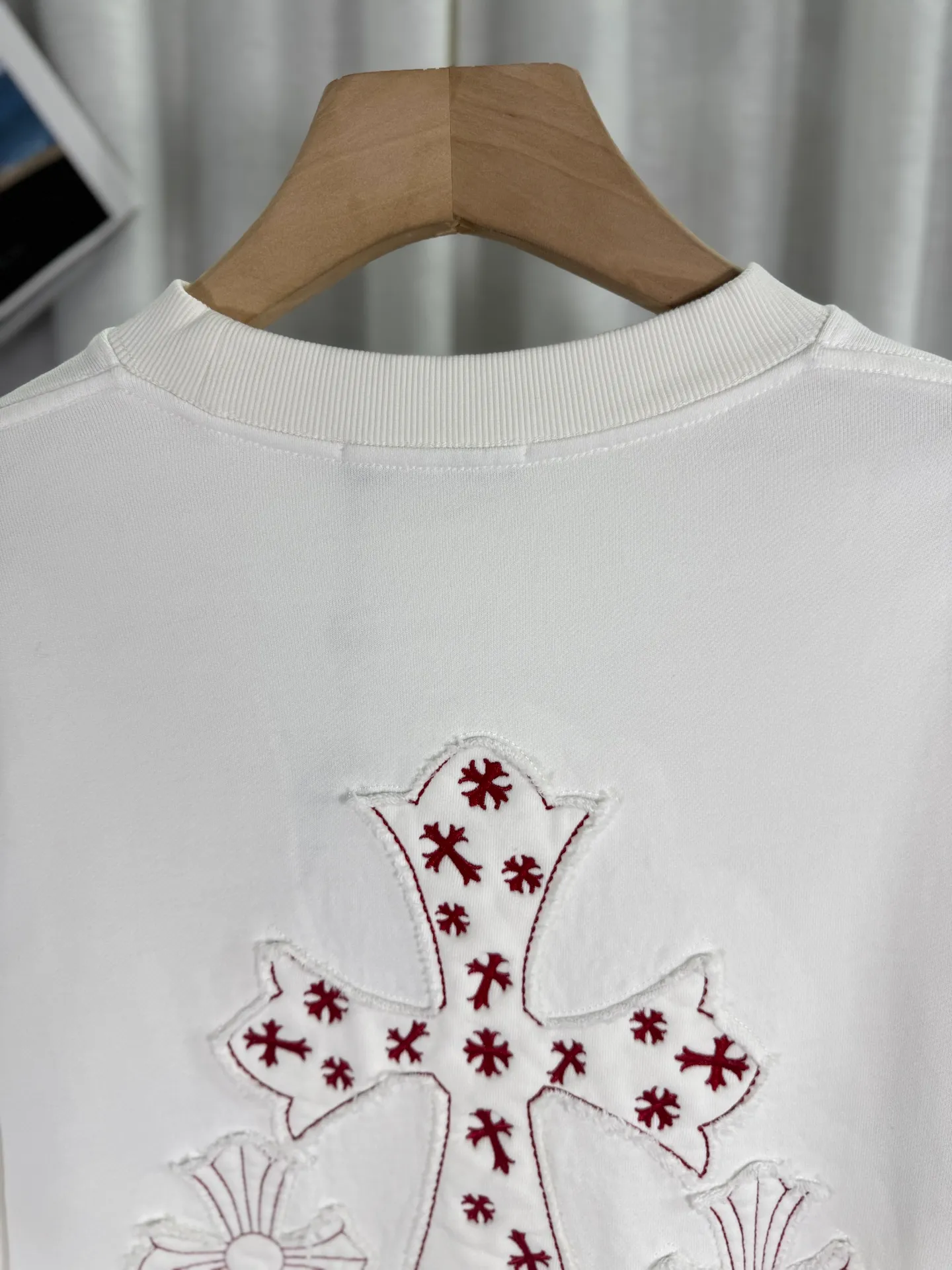 P260 top version, real shot without P, ​​different from market currency) 𝗖𝗵𝗿𝗼𝗺𝗲 𝗛𝗲𝗮𝗿𝘁𝘀/Cro Heart 2025 washed patch embroidery autumn and winter new original single counter American laser burnt 3D three-dimensional color embroidered couple casual sweatshirt 👑The highest version! Customized fabric 420g tripe terry fabric! American acid-washed and distressed original fabric laser burnt ✟appliqué embroidery and exquisite embroidery of letters! The best-selling model in the counter, very comfortable to wear. Accessories: original molded and authenticated collar label➕100% silk wash label. Genuine purchase-grade original hangtag➕matching hanging rope➕3D hanging beads➕original packaging bag. Craftsmanship: The original version has consistent wiring! The highest version of the armhole matching technique! Color: White Black Size: S M L XL Style Number: 25-316